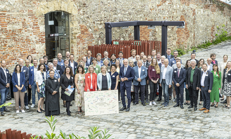 Klimapakt der Stadt Graz / Stadt Graz/Foto Fischer Viele Institutionen und Unternehmen aus Graz sind beim städtischen Klimapakt dabei - verewigt wurde das Bekenntnis zum Klimaschutz am Grazer Schloßberg.