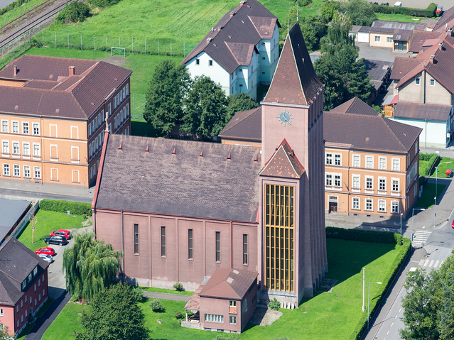 Die Kirche wurde von 1949 bis 1954 nach den Plänen der Architekten Karl Lebwohl und Kurt Weber-Mzell erbaut.