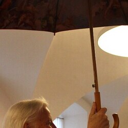 Margret Hofmann  'gut beschirmt' am Geburtstag 