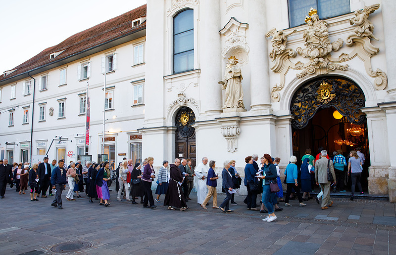 Zur Tradition geworden ist die Prozession von der Barmherzigenkirche zur Pfarrkirche Mariahilf. 