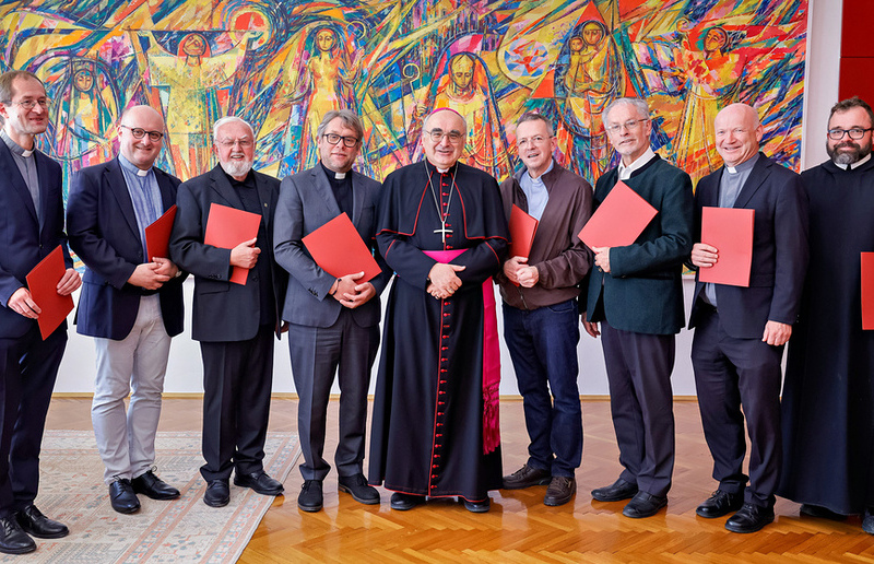 Priesterehrungen 2026 / Sonntagsblatt/Gerd Neuhold, Gerd Neuhold Diözesanbischof Wilhelm Krautwaschl umringt von geehrten Priestern.