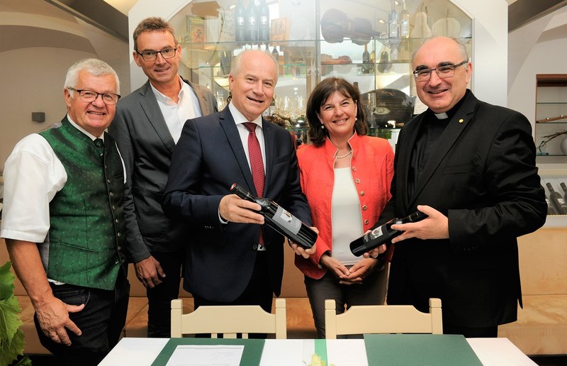 Lebensressort Anton Gumpl und Reinhold Holler (Silberberg), Landesrat Johann Seitinger, Andrea Kager-Schwar (Schloss Seggau) und Bischof Wilhelm Krautwaschl freuen sich auf die Zusammenarbeit.