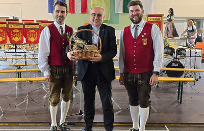 Nach der Messfeier bedankten sich Kapellmeister und -stellvertreter beim Bischof für sein Kommen