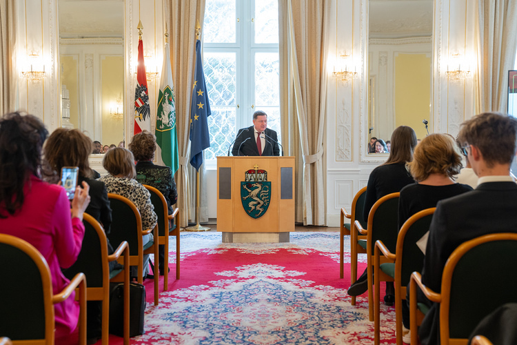 LandSteiermark/Binder Werner Amon überreichte die FairYoungStyria Preise an zehn steirische Schulen.