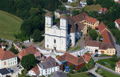 Die Kirchenbeitragsstelle unweit der Basilika am Weizberg schließt Ende Mai 2023.