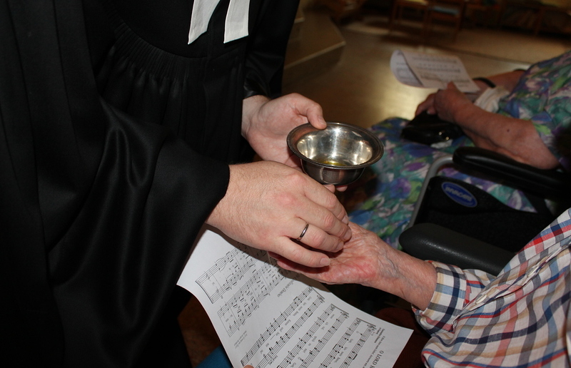 Den Gottesdienst „mit allen Sinnen“ erleben – eine Bereicherung für Menschen mit und ohne Demenz.